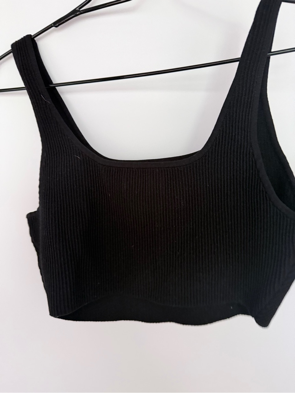 Babaton Black Ribbed Scoop Crop Tank